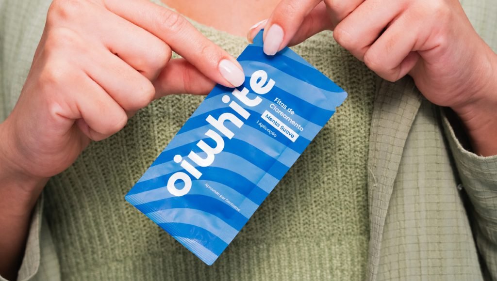 Oiwhite teeth whitening product shown in real use